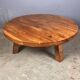 Table basse en chêne brutaliste à trois pieds