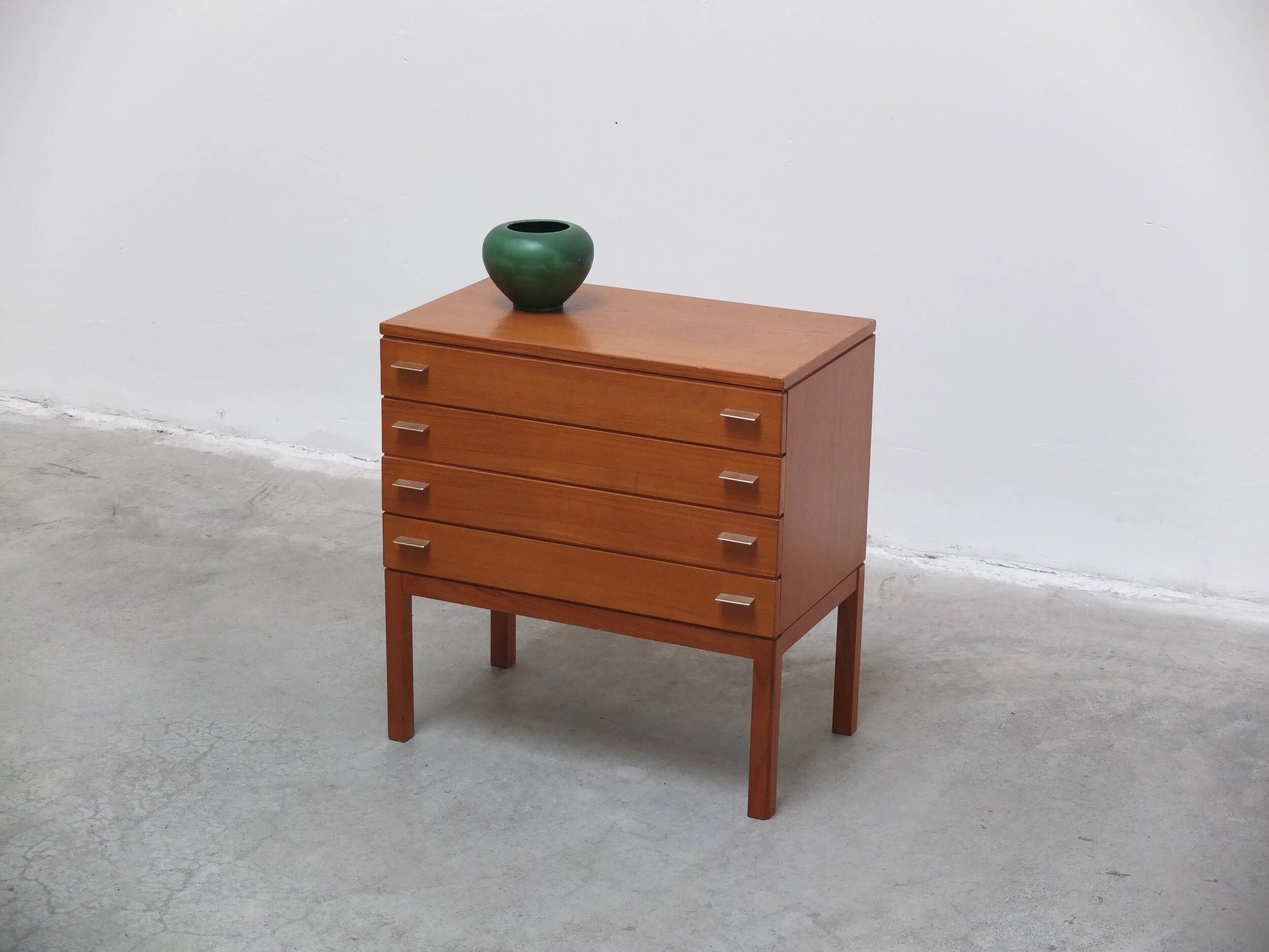 Commode suédoise en teck avec poignées en métal, années 1970