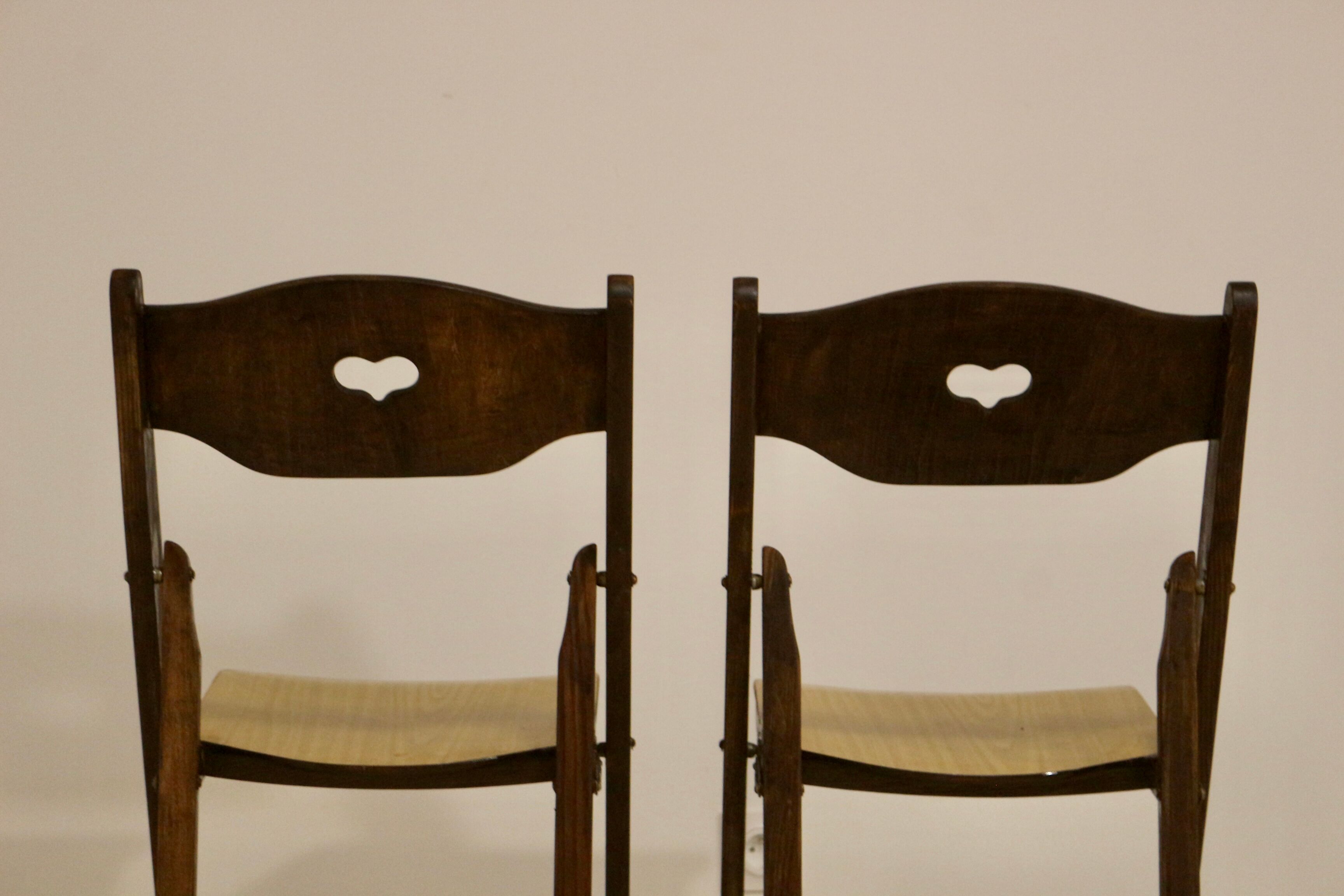 Pair of vintage folding chairs year 50 sculpted backrest.