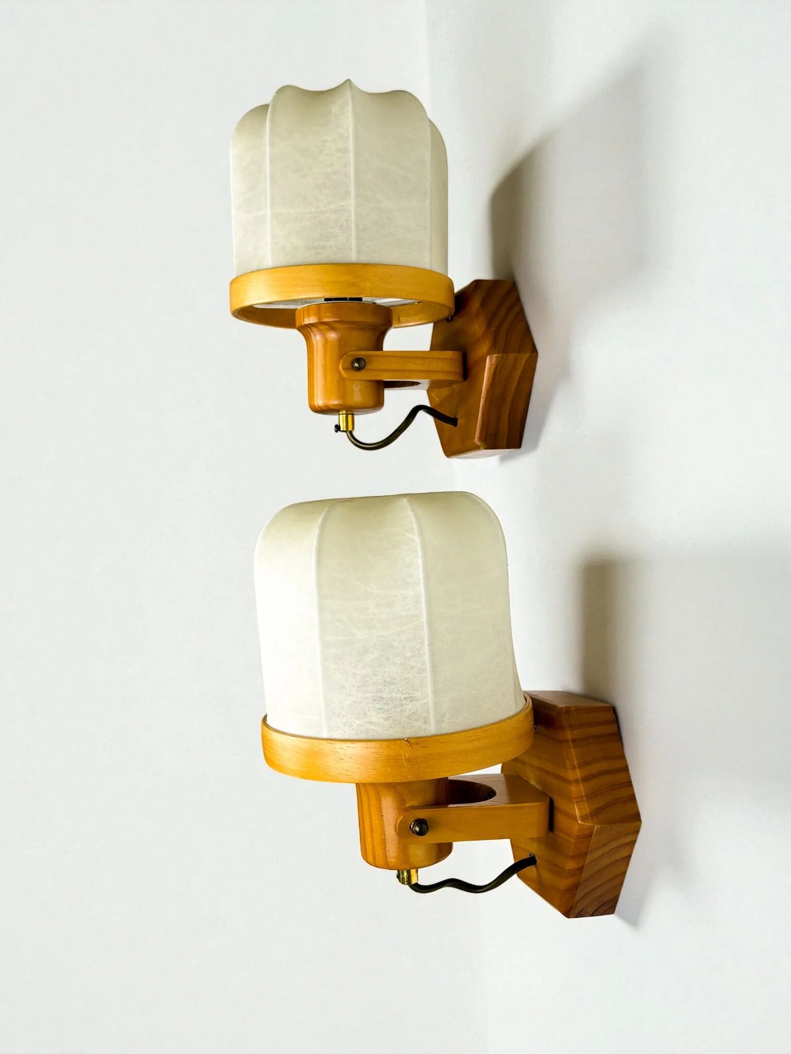 Pair of articulated "Cocoon" wall lights, resin and pine, Italy, circa 1970