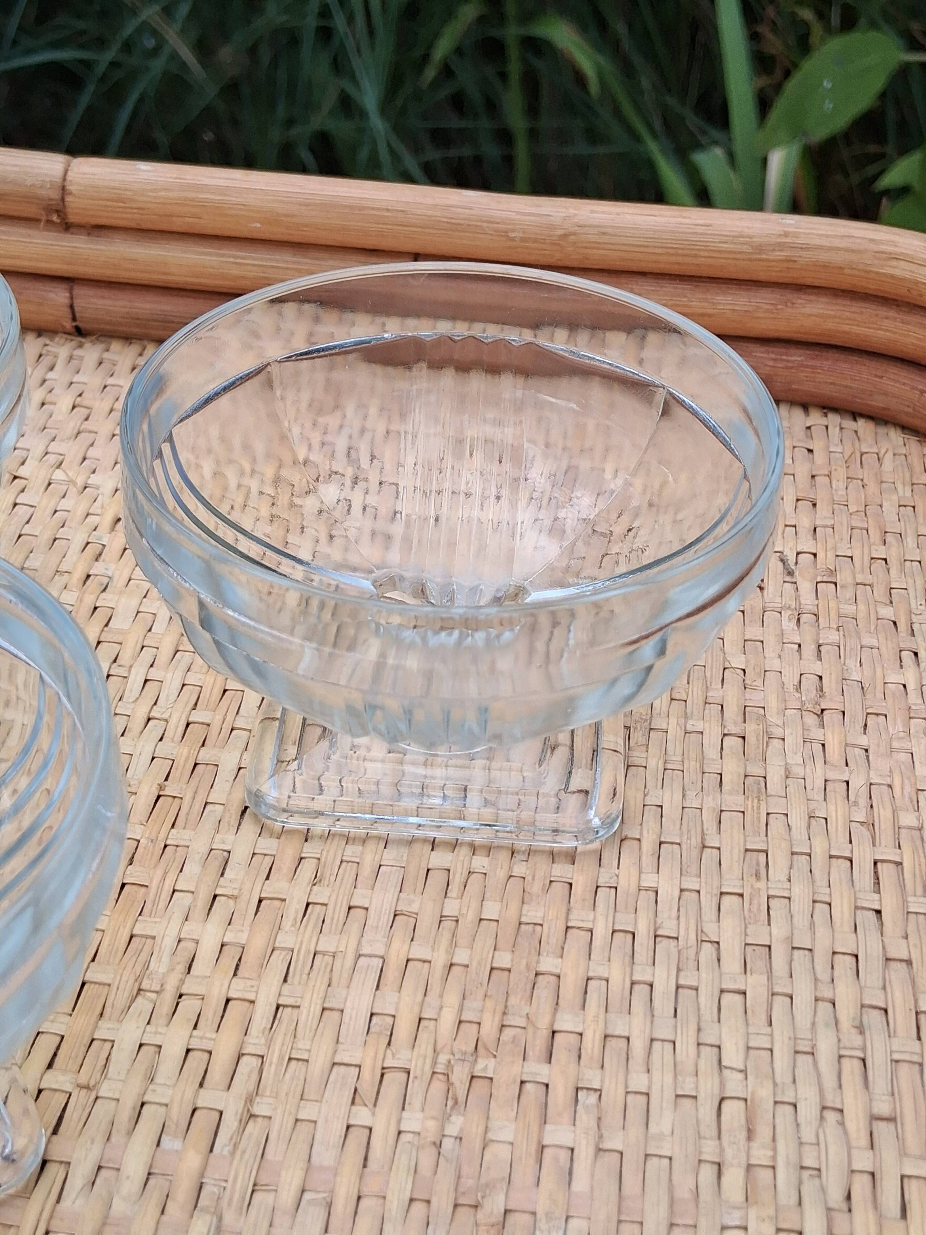 Set of 6 glass ice cream bowls or similar in Art Deco style in very good condition.