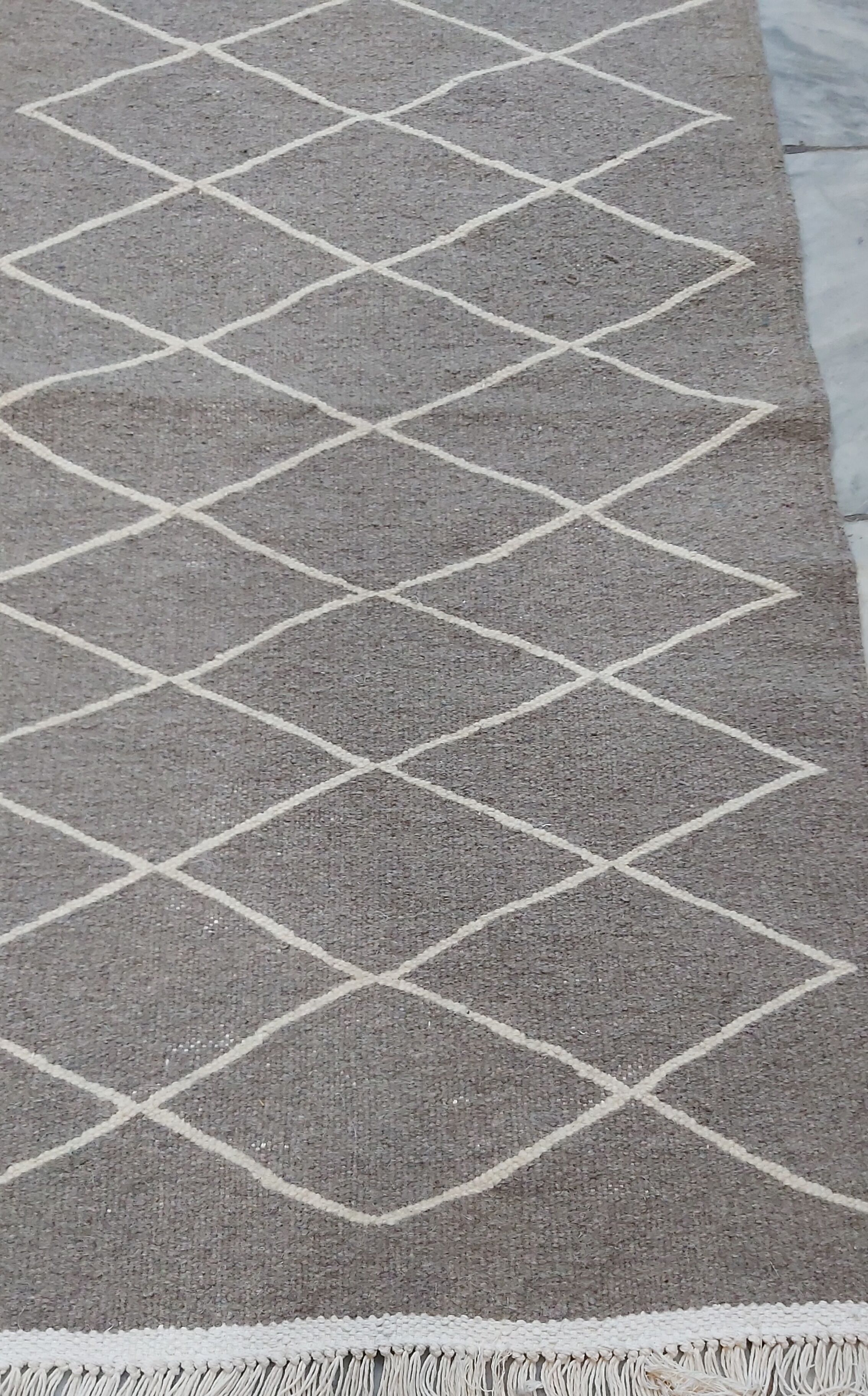 Grey and white bed downing carpet 73x139cm