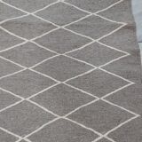 Grey and white bed downing carpet 73x139cm