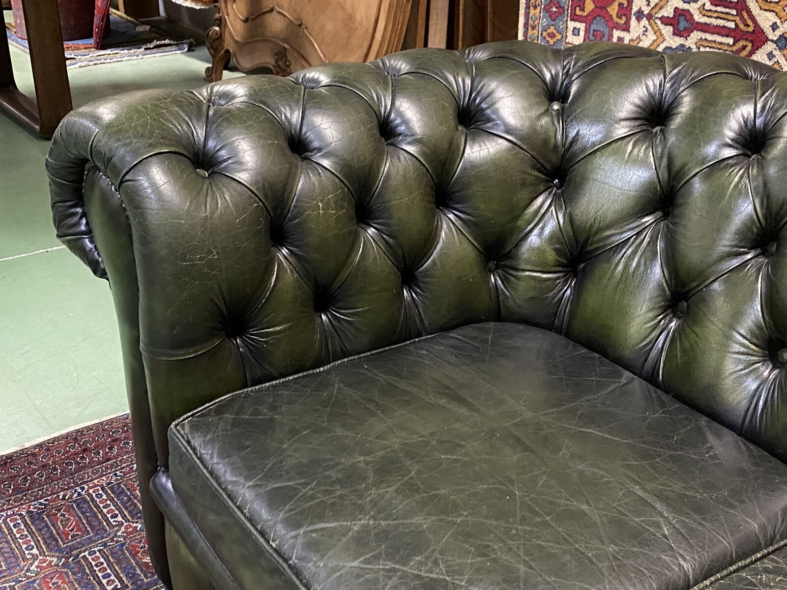 Chesterfield 2-seater green leather sofa from the 1980s