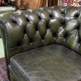 Chesterfield 2-seater green leather sofa from the 1980s