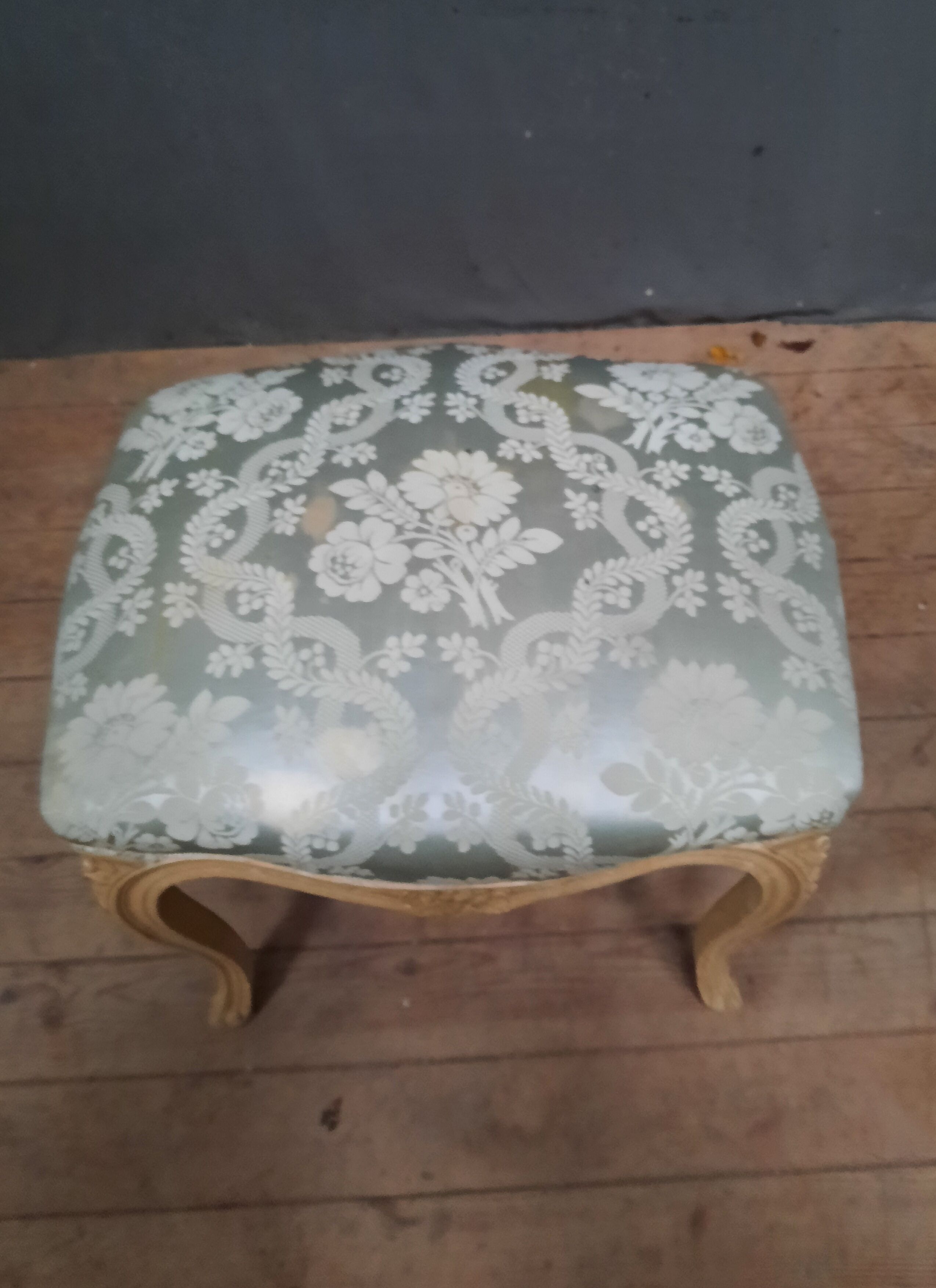 Pouf laqué blanc style Louis XV