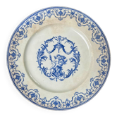 Plat sur pied en terre de fer – décor bleu Moustiers