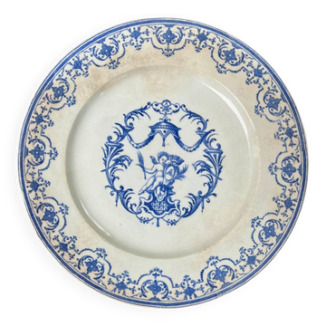 Plat sur pied en terre de fer – décor bleu Moustiers