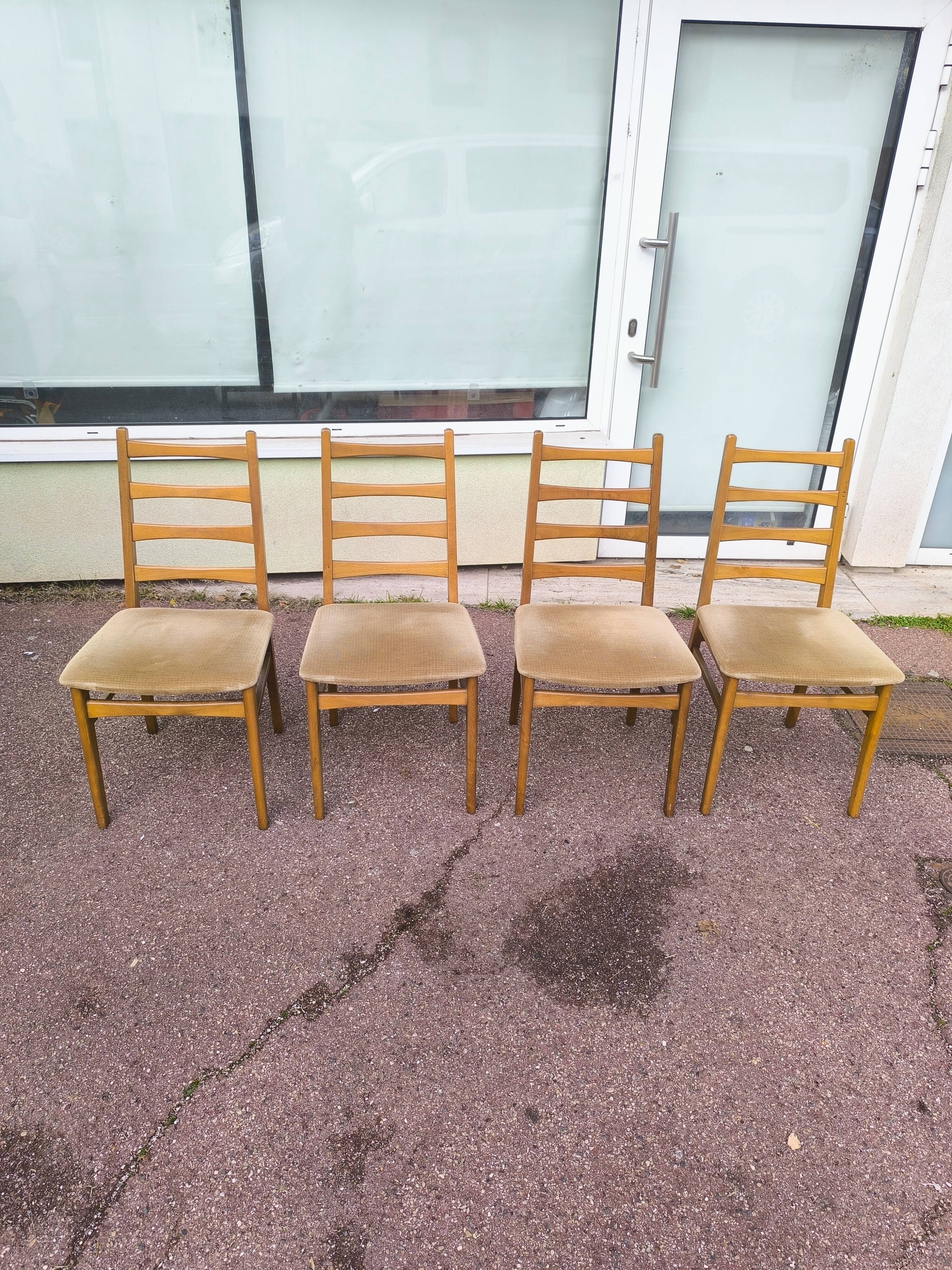 Set of 4 Scandinavian chairs in wood and fabric.