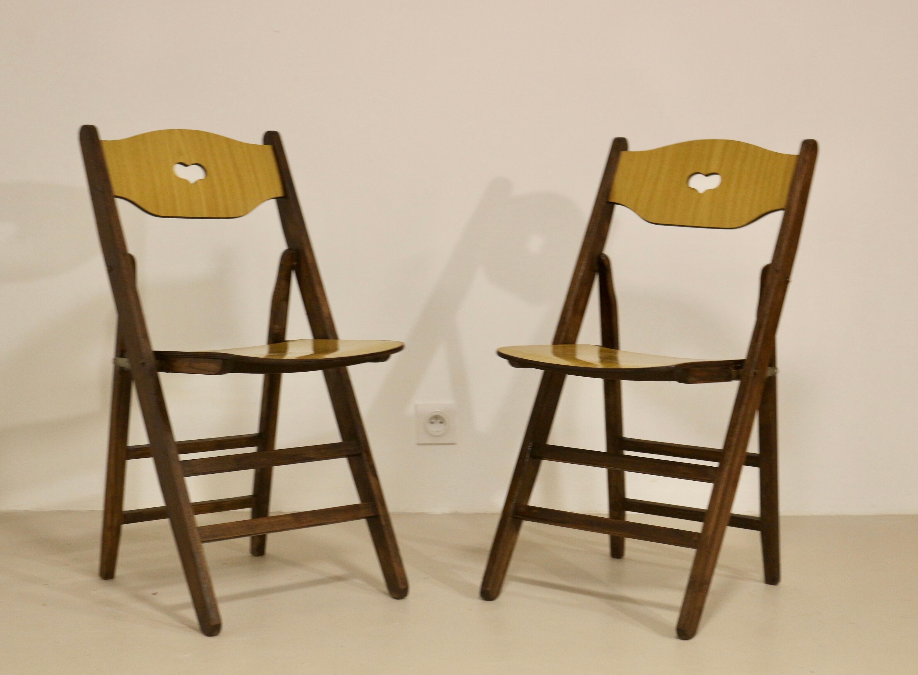 Pair of vintage folding chairs year 50 sculpted backrest.