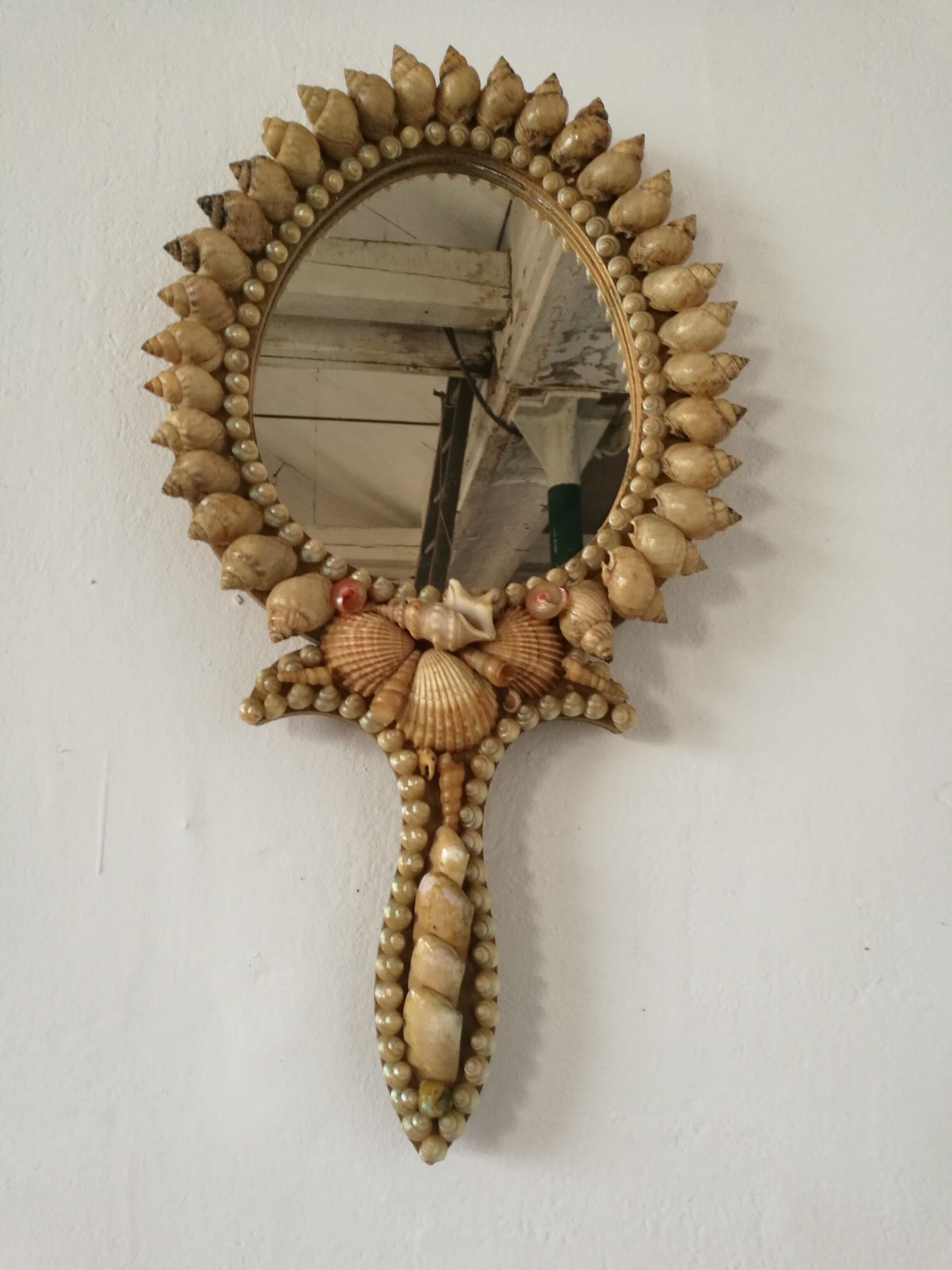 Mirror, face-to-hand seashells
