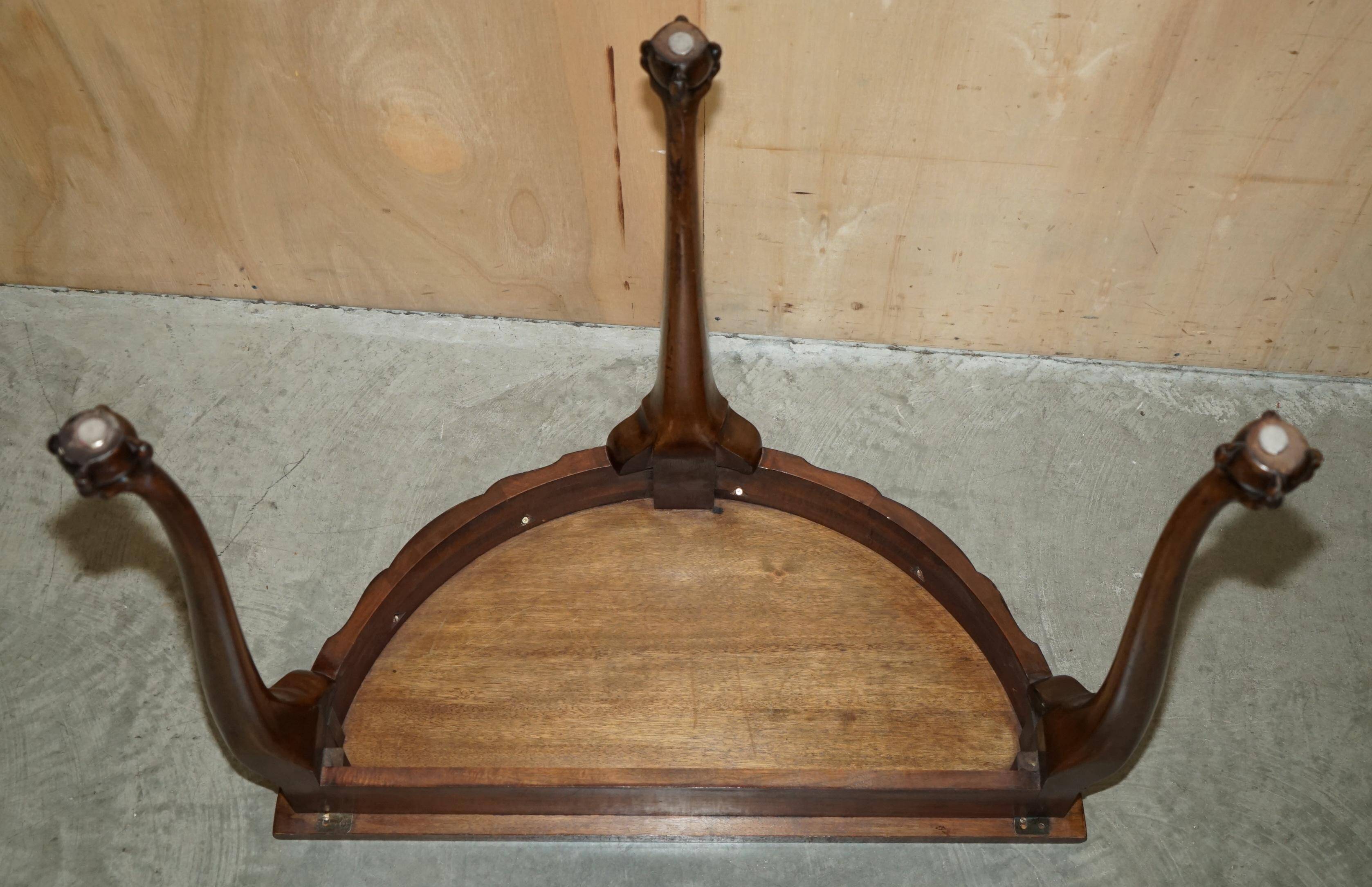 Console half-moon style Thomas Chippendale in flame mahogany.