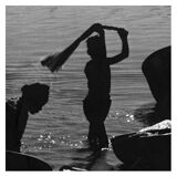 Lessive au bord du fleuve, Inde vers 1960