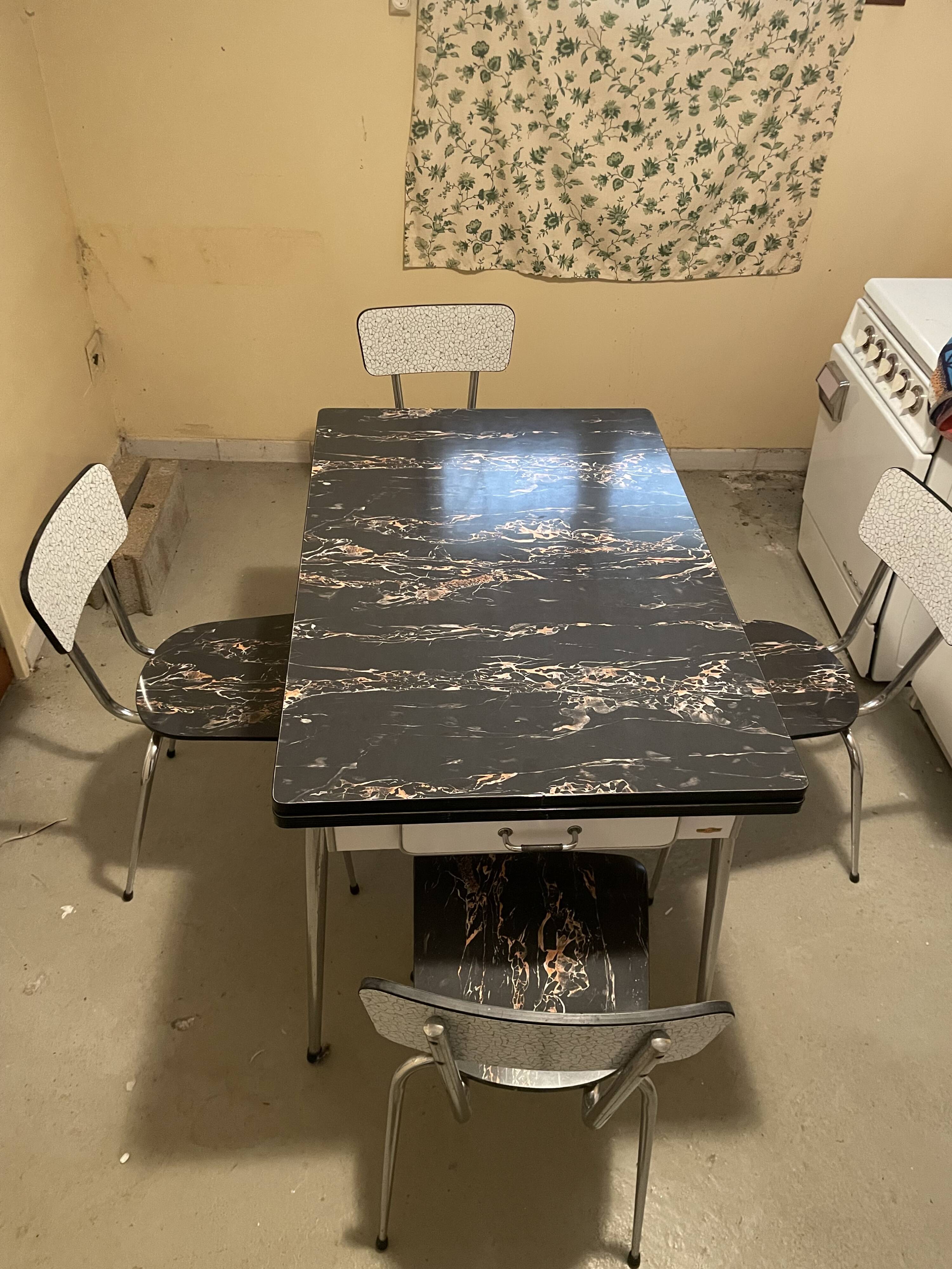 Table and 4 chairs in Formica.