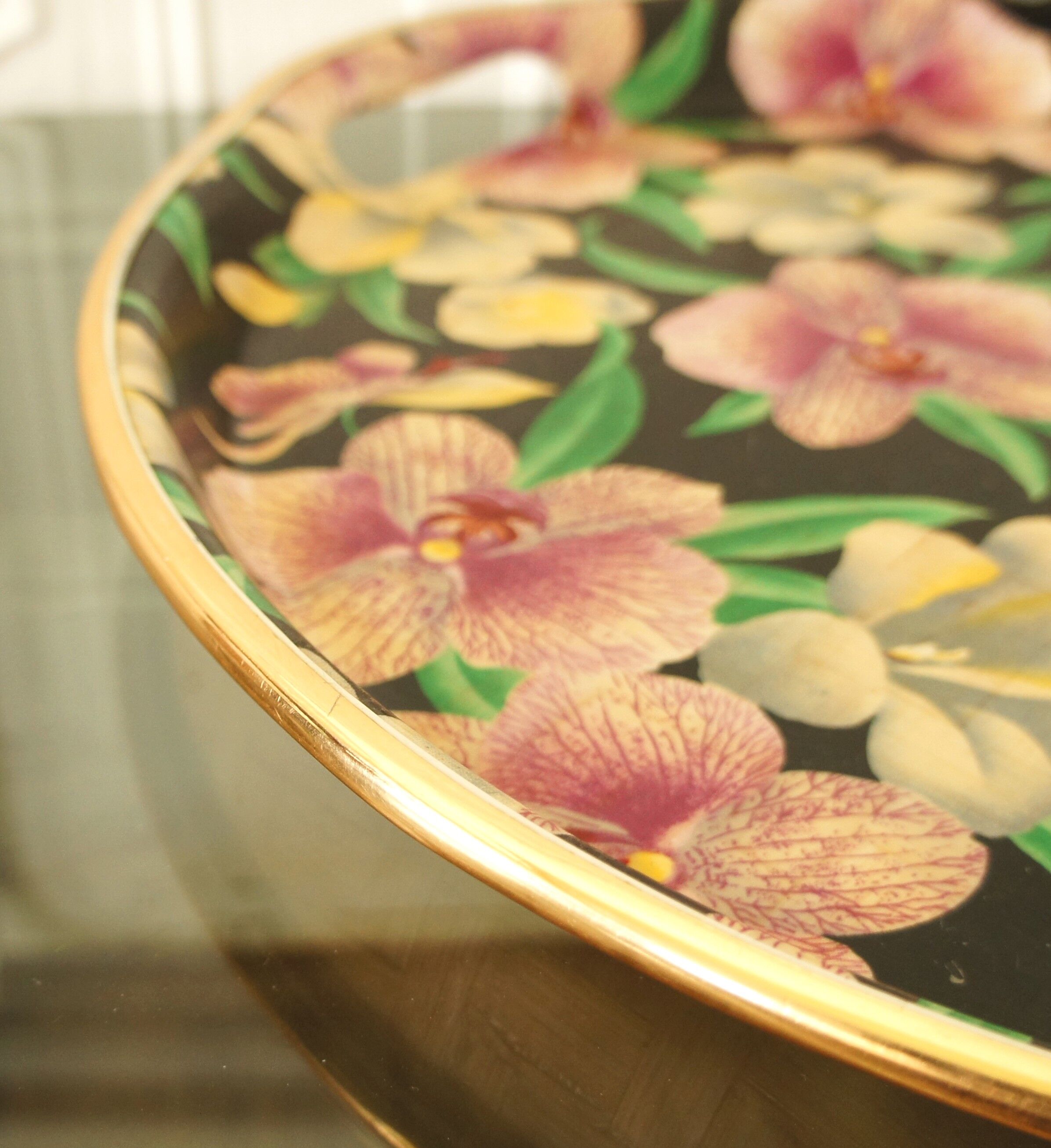 Vintage "orchid" tray in printed braided vegetable fiber & brass