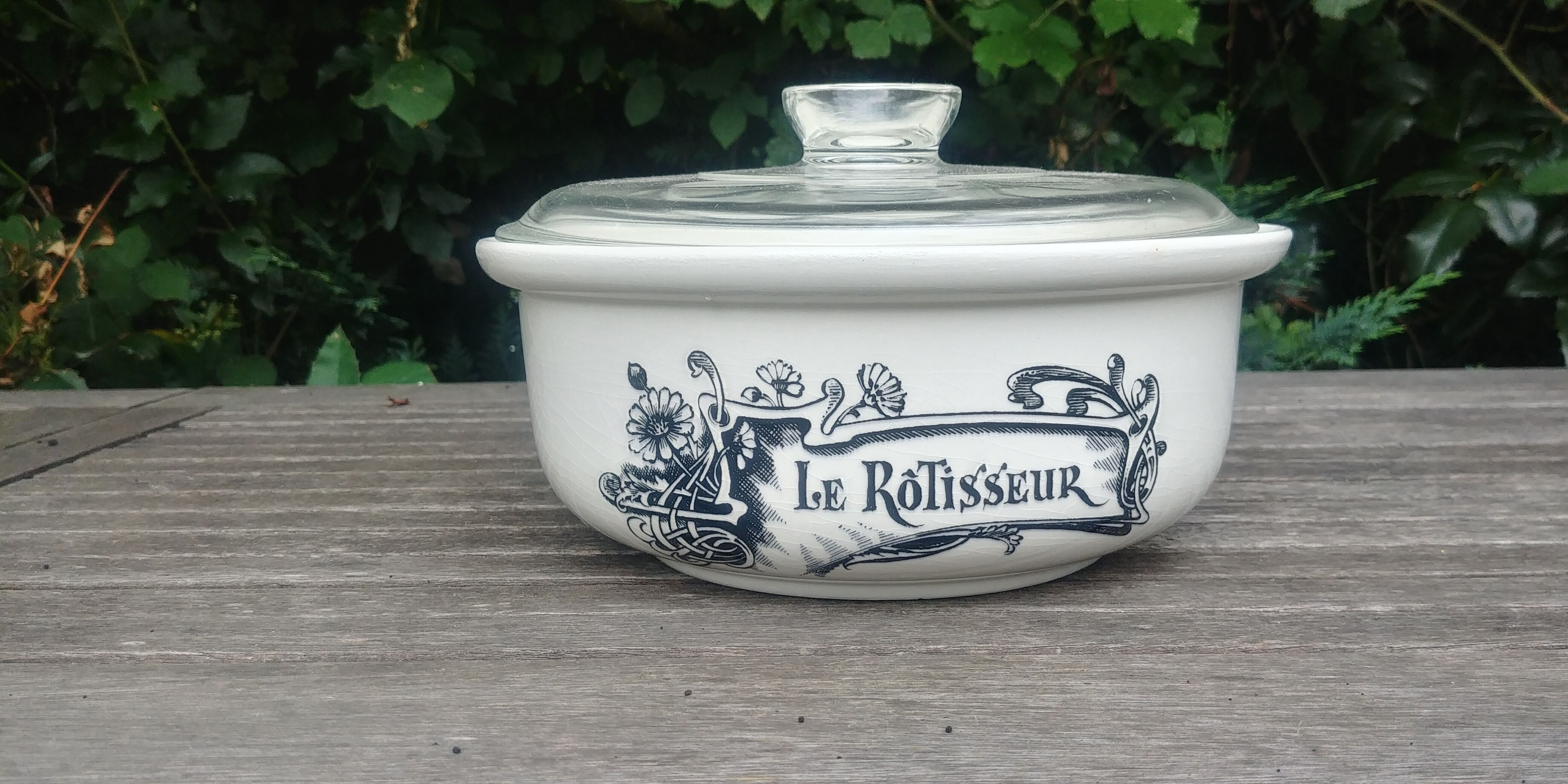 Serving dish with its glass lid of the earthenware factory of Gien model "the roaster"