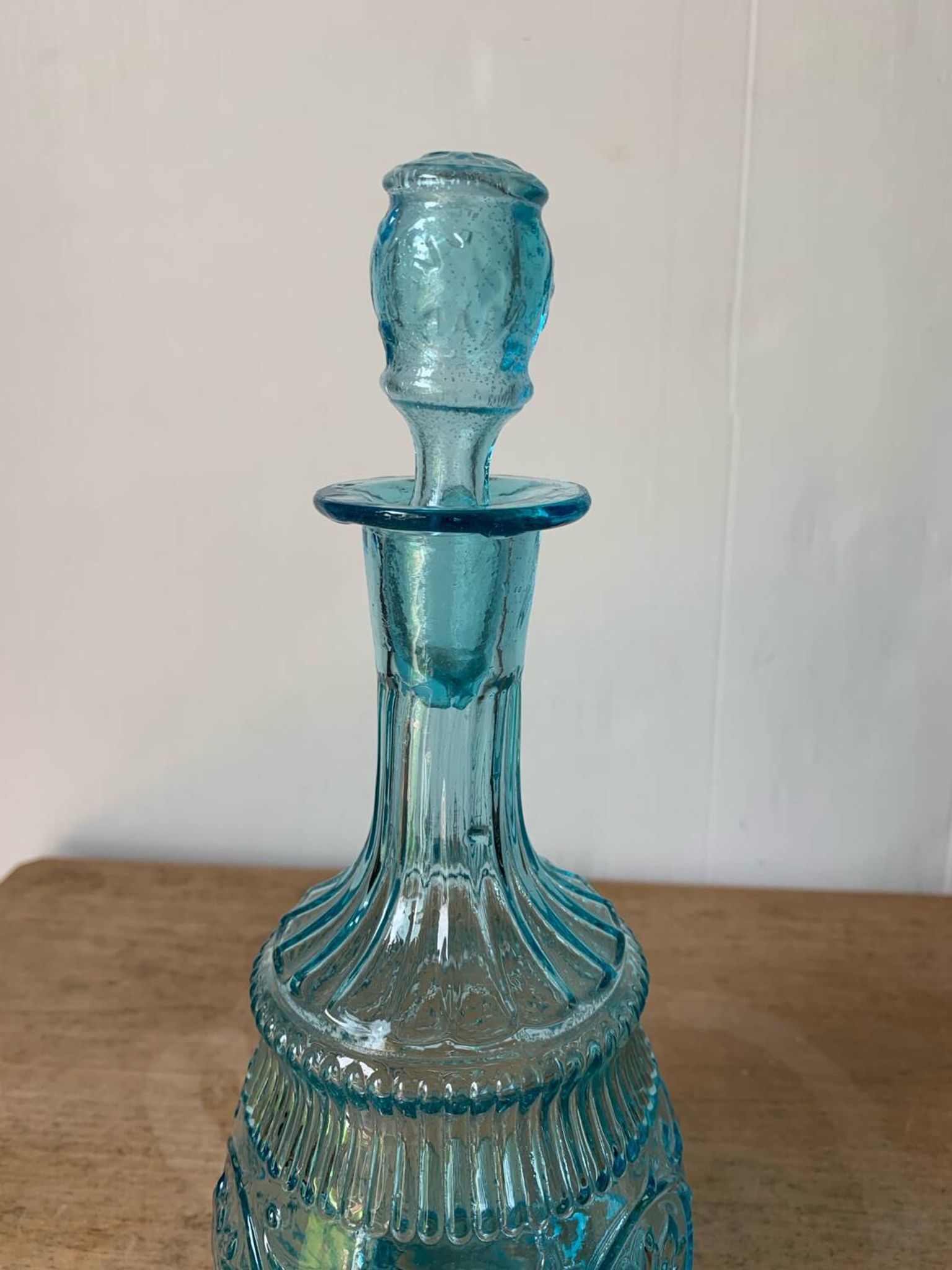 Carafe ancienne en verre moulé bleu turquoise
