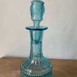 Carafe ancienne en verre moulé bleu turquoise
