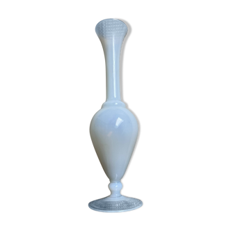 Vase en opaline blanche