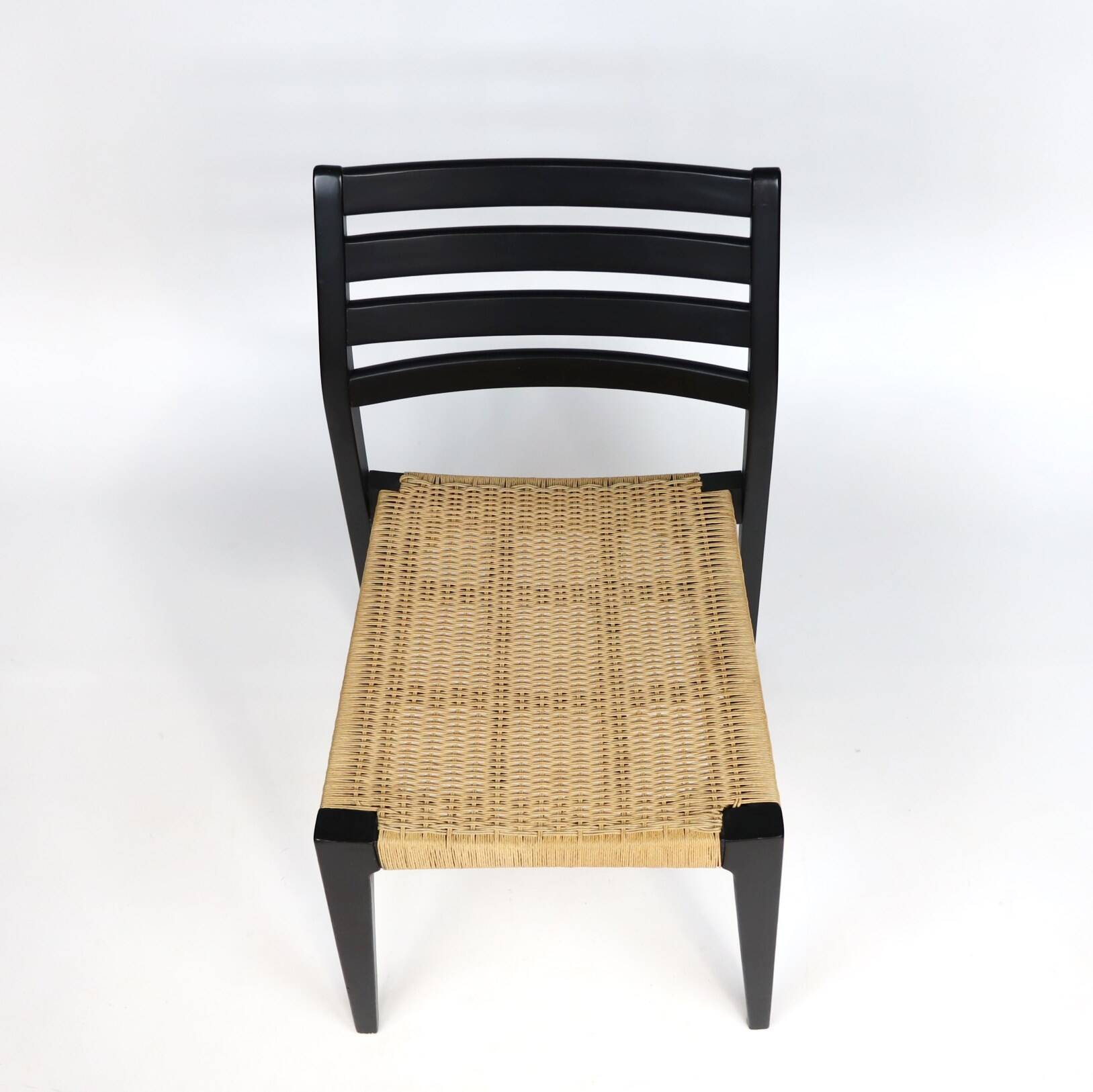 Scandinavian chairs in wood and ropes