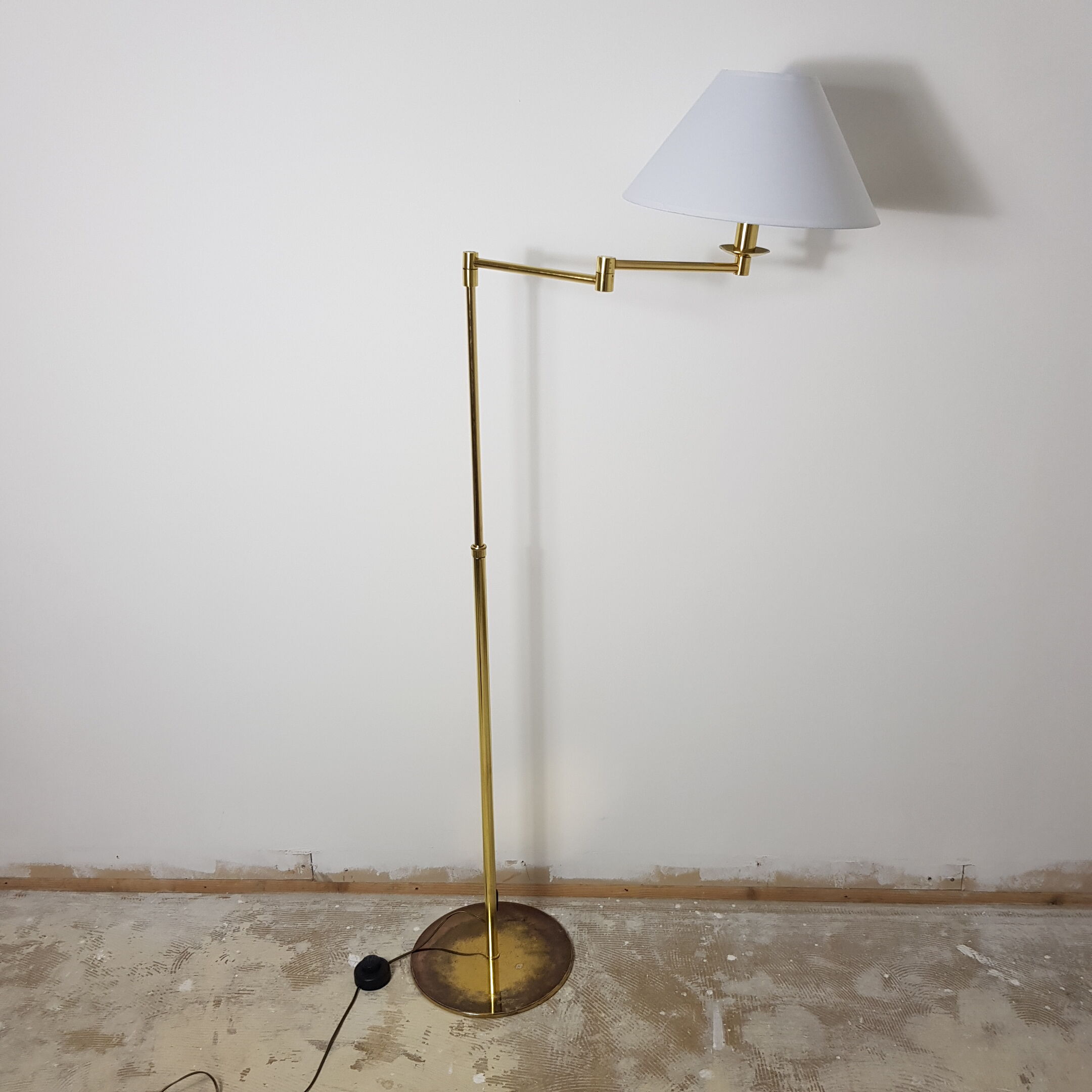 Vintage lamppost reader in gold steel publisher SCE