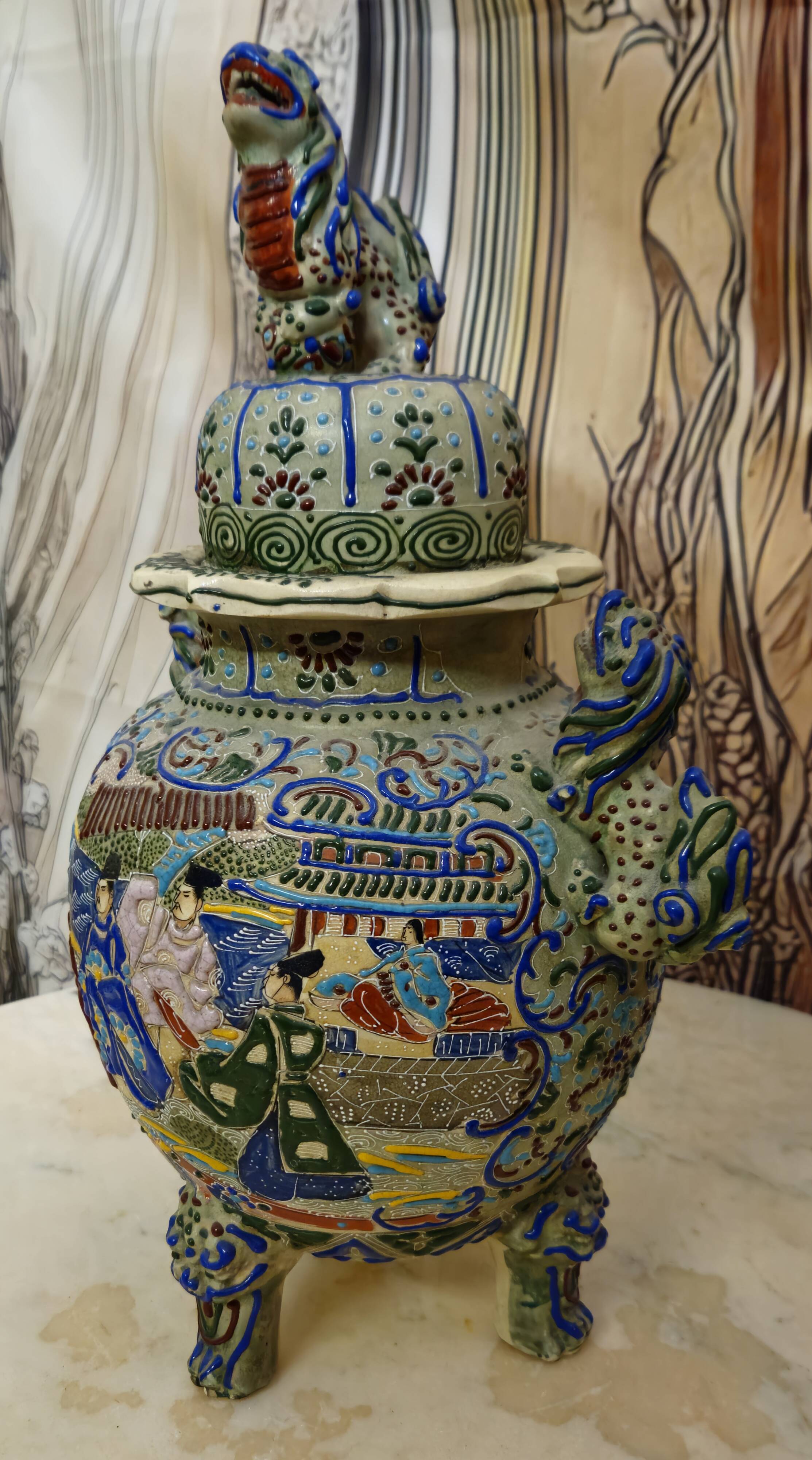 Large covered pot in polychrome earthenware, Asian work from the late 19th century.
