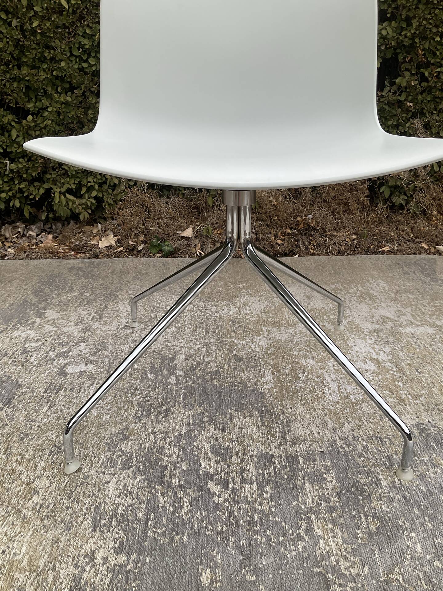 Chaise pivotante Catifa édition Arper par Lievore Alther