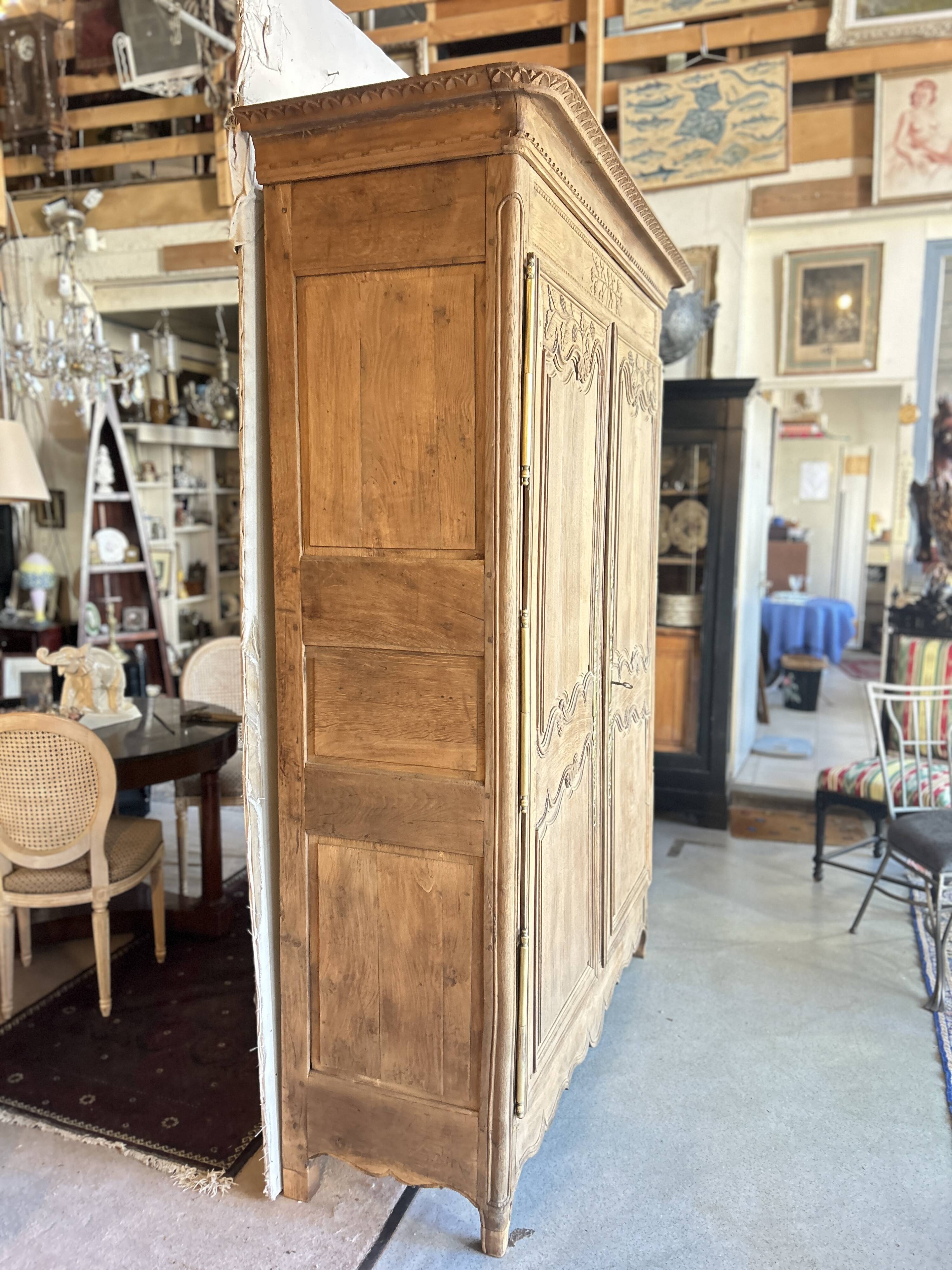 Armoire ancienne ,deux portes,  en chêne décapée, Style Louis XV
