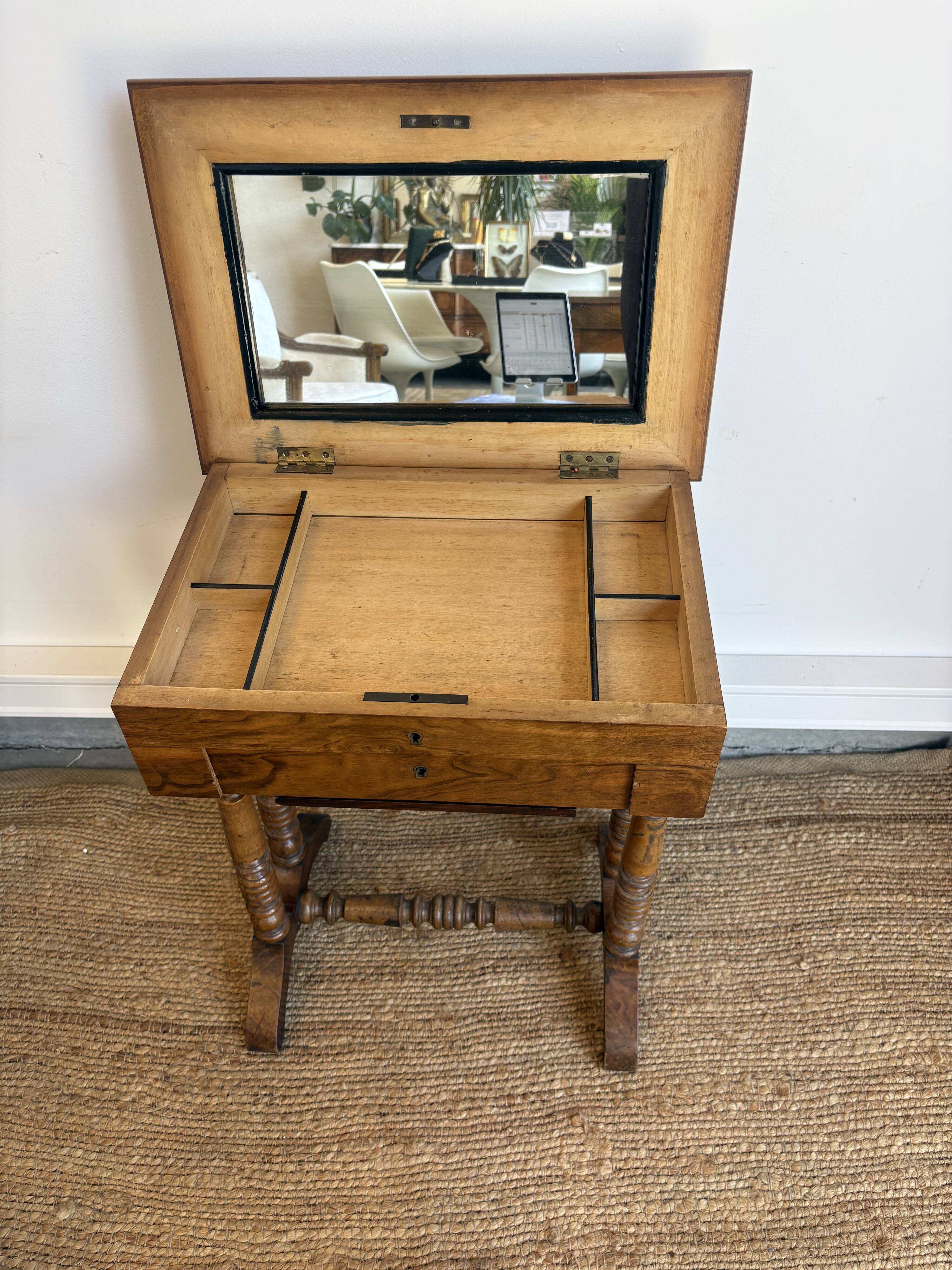Louis XIII style work table in walnut – Late 19th century