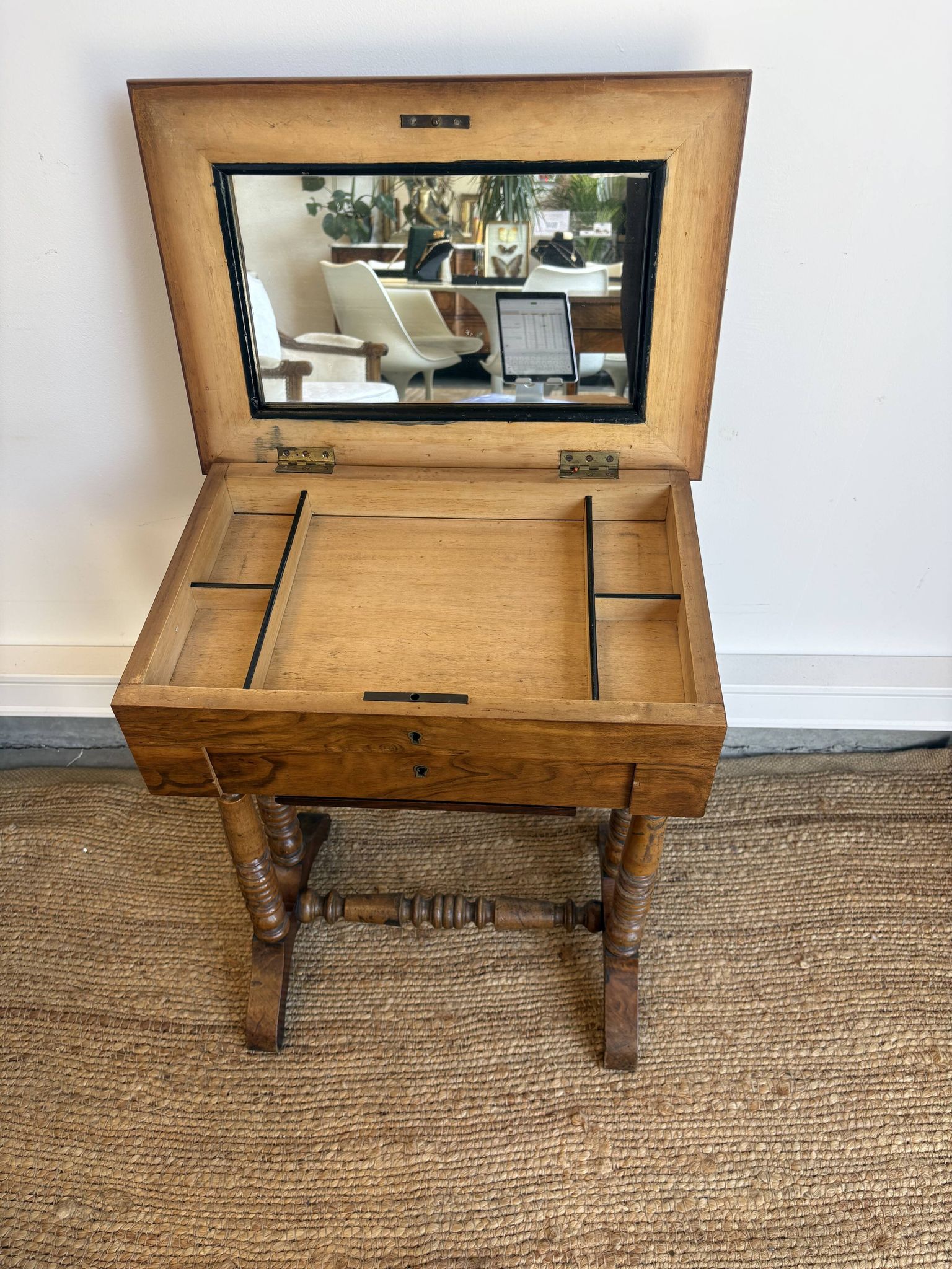 Table à ouvrage de style Louis XIII en noyer – Fin XIXᵉ siècle
