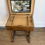 Table à ouvrage de style Louis XIII en noyer – Fin XIXᵉ siècle