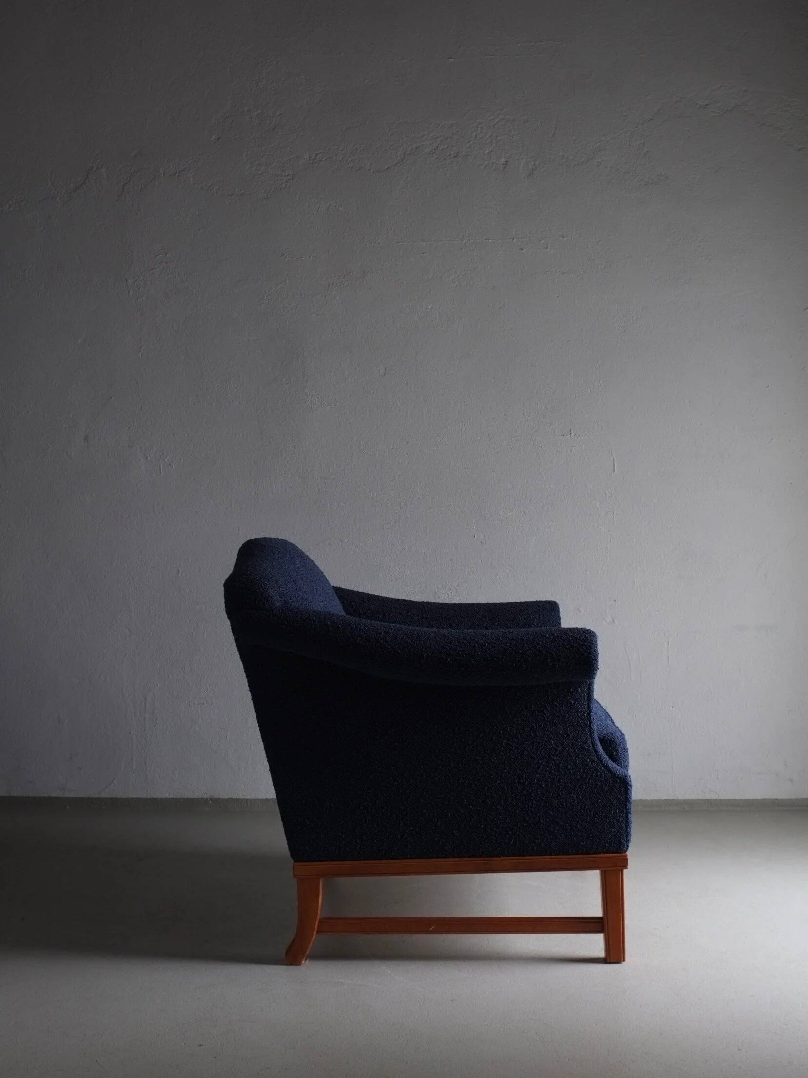 Fauteuil lounge bleu marine bouclé | Suède | Années 1940