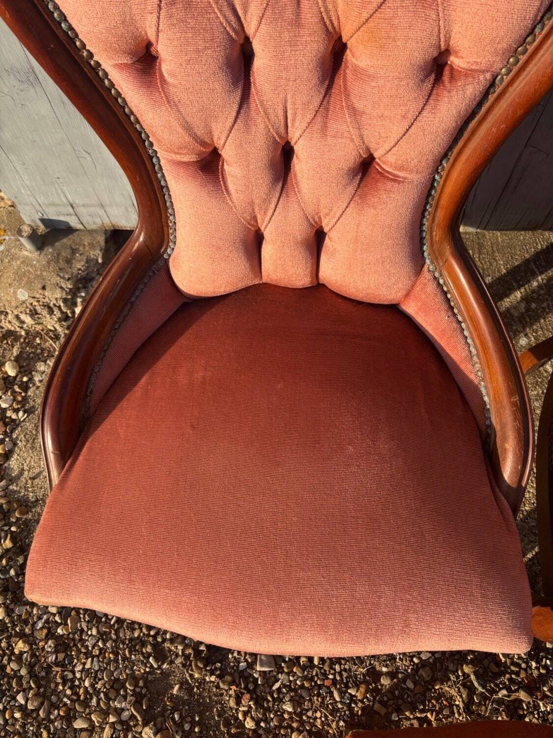 Paire de chauffeuses & pouf Louis-Philippe velours rose, XIXe