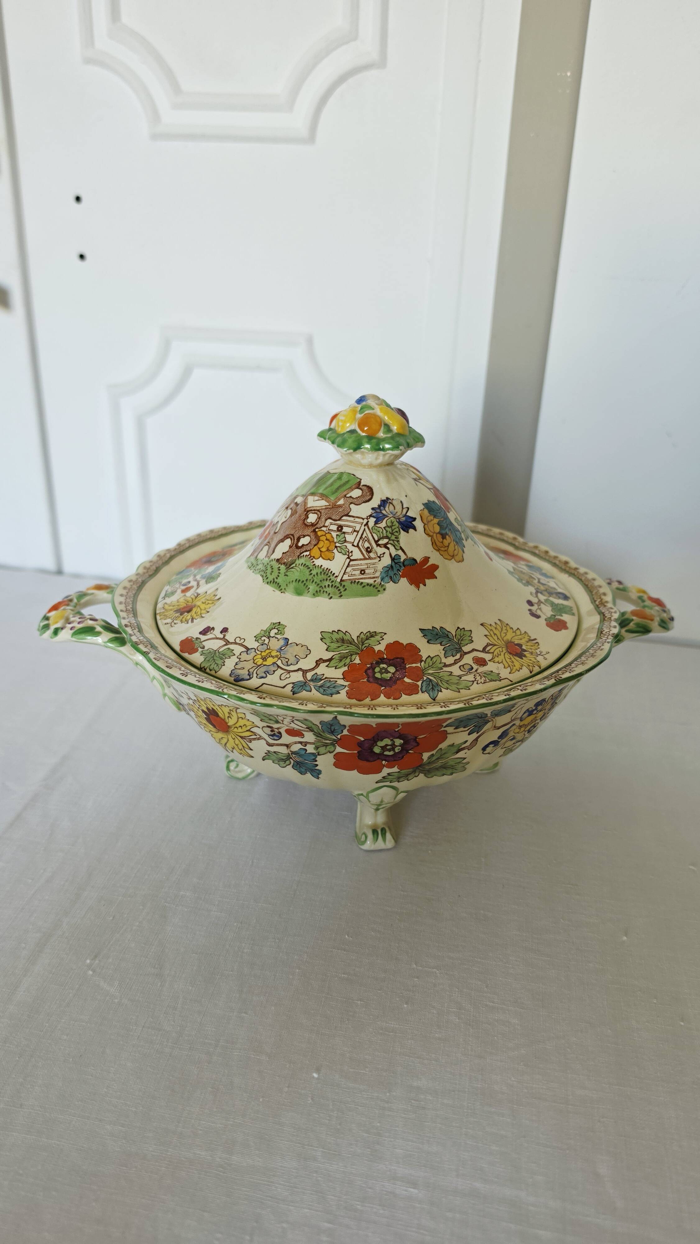 Antique soup tureen on feet from the prestigious English manufacturer Mason's,