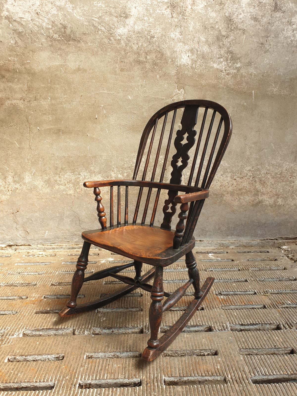 Antique rocking chair Windsor 1840