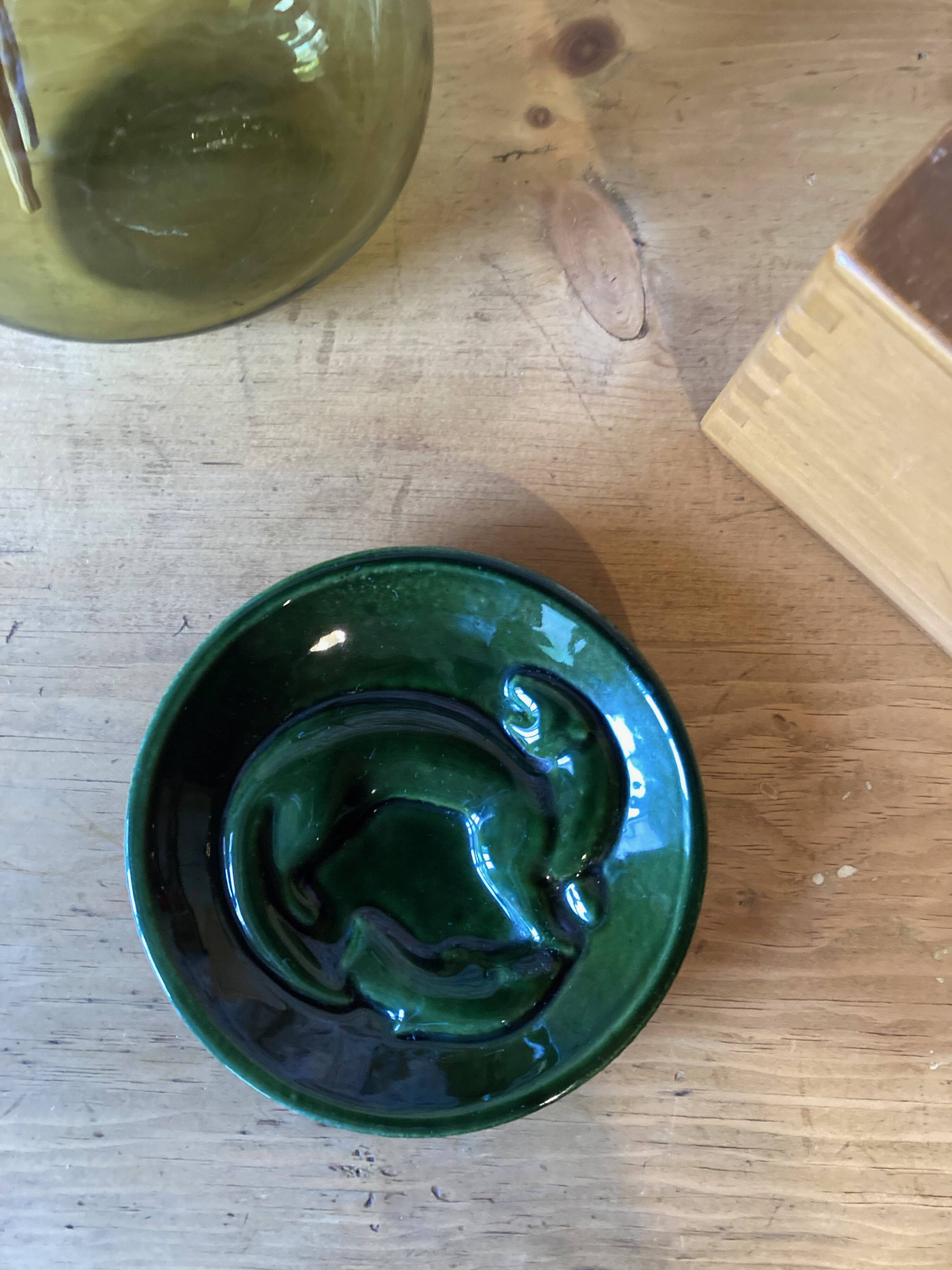 Pocket tray or ashtray with otter and fish in enameled cast iron, Finland, 1960s