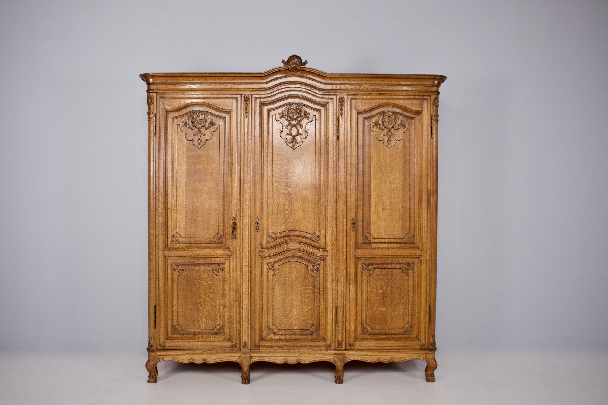 Wardrobe 3 doors Louis XV