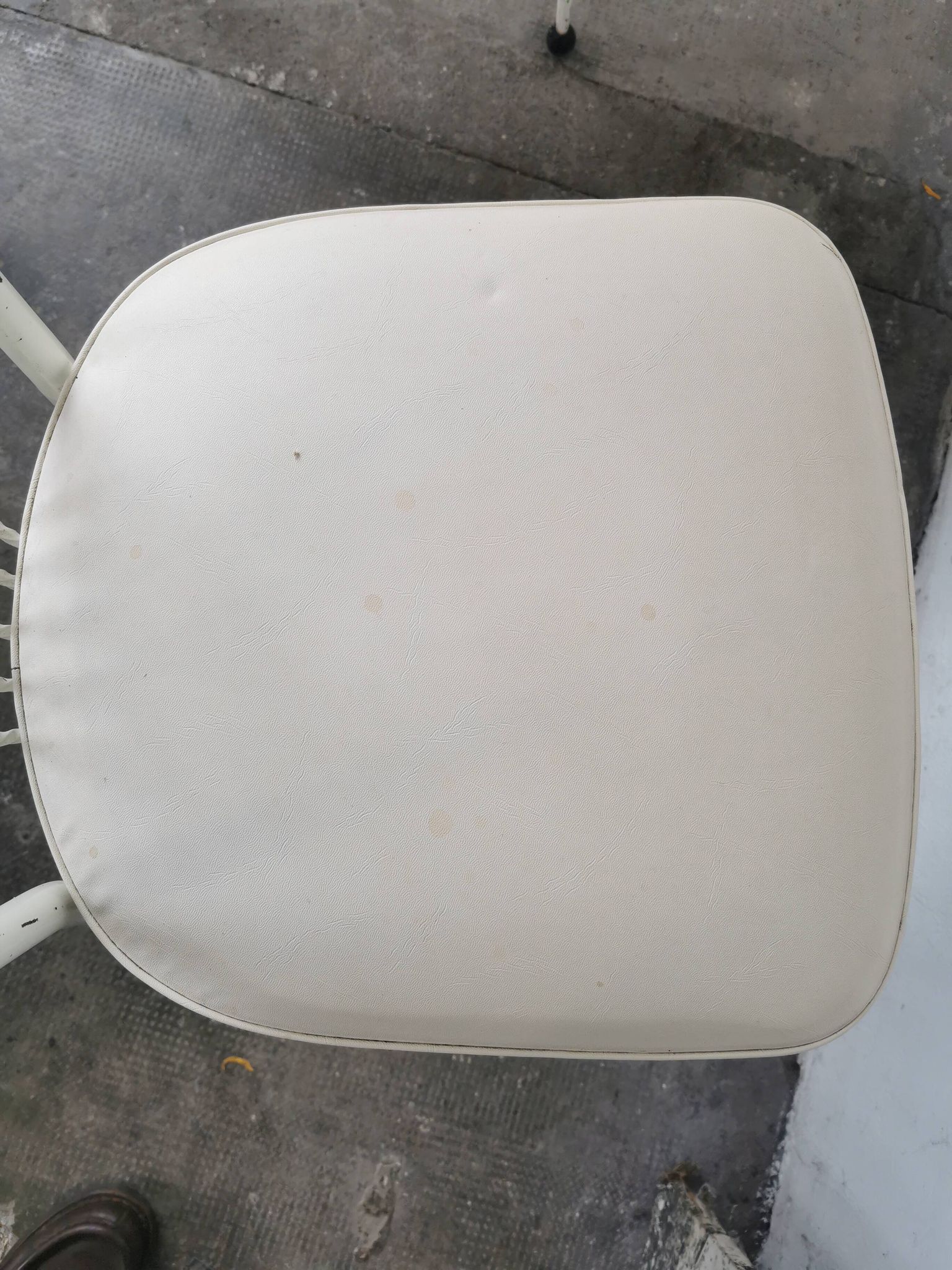 Set of 4 vintage chairs in metal and Skai