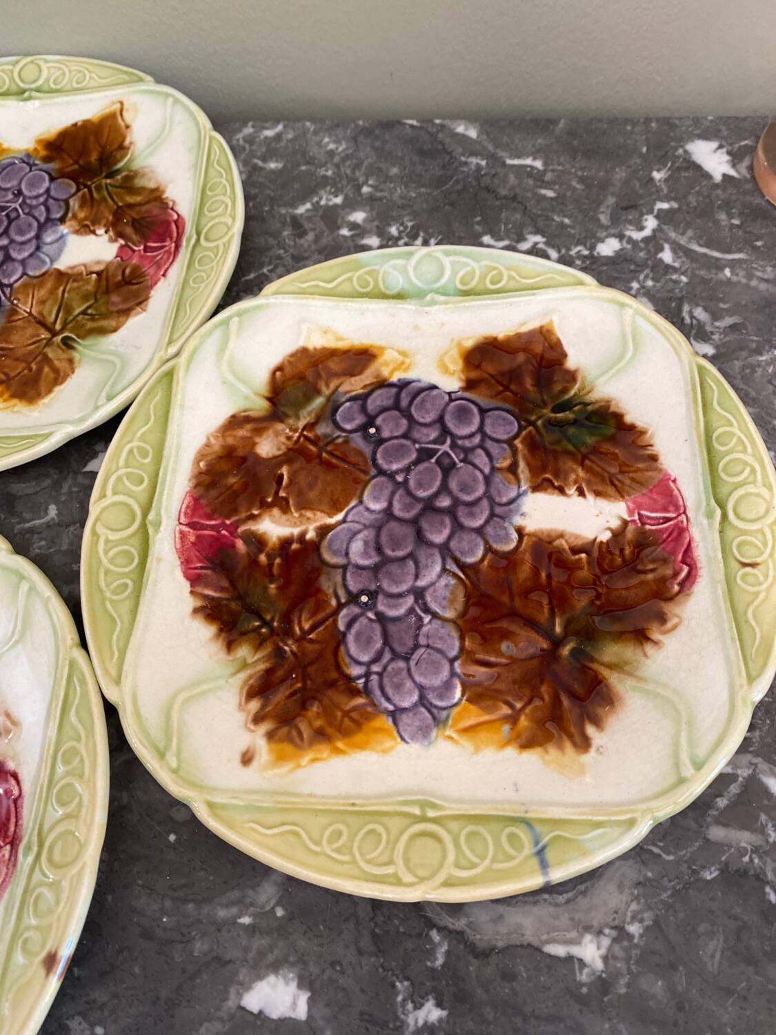 5 assiettes en barbotine