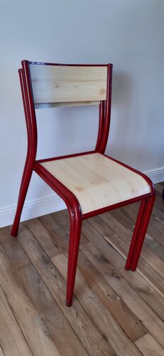 Duo de chaises d'école en bois et tour rouge années 70