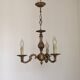 Chandelier en bronze à 3 lumières de style baroque vintage français avec des détails floraux.