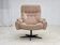 Fauteuil pivotant danois des années 1970, en tissu beige.