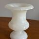 Vase forme Médicis en albâtre