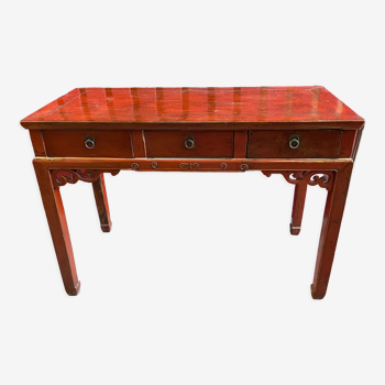 Red lacquer desk, Qing period of the XIXth century, opening to three drawers