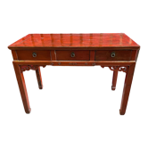 Red lacquer desk, Qing period of the XIXth century, opening to three drawers