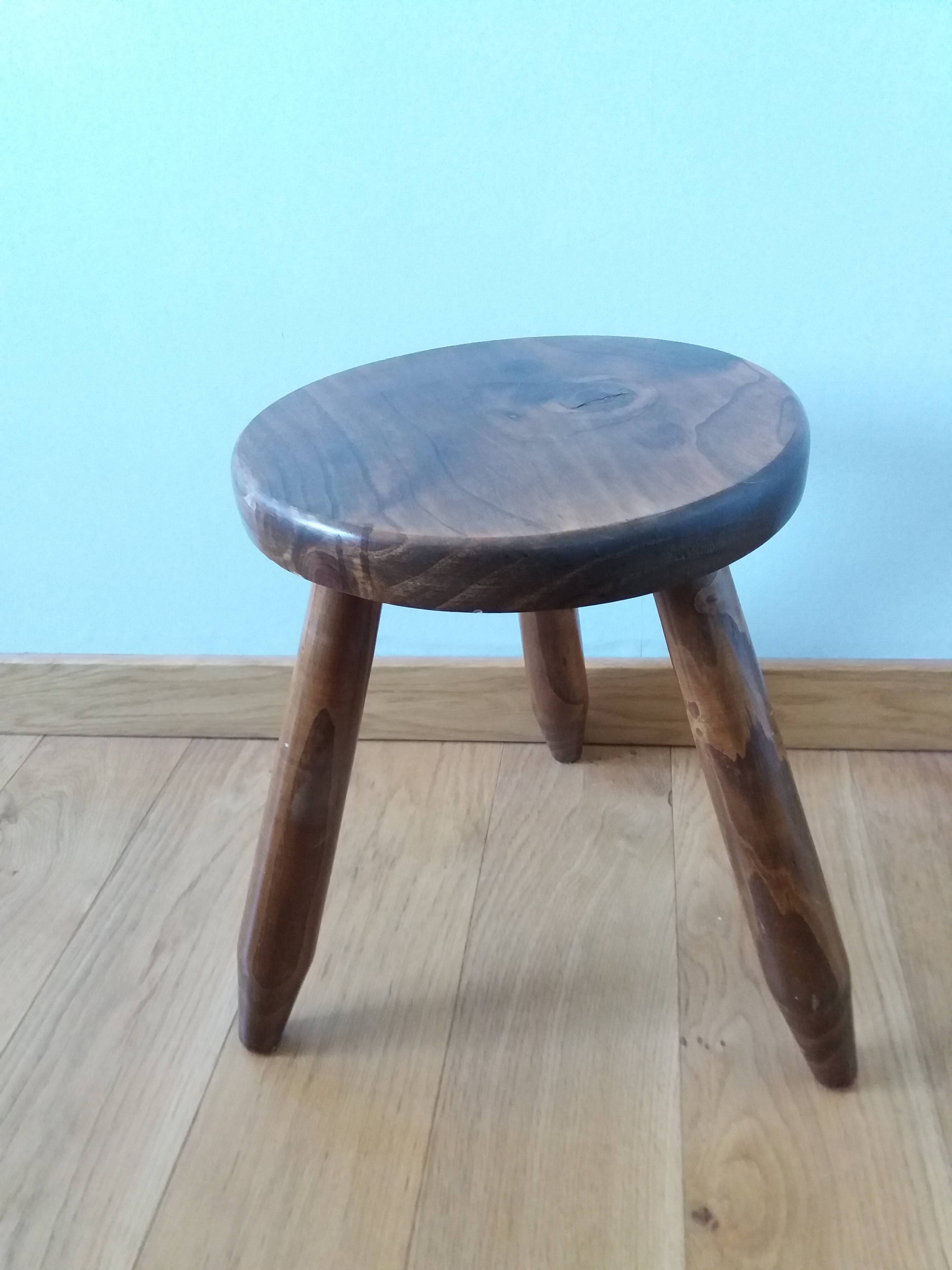 Tabouret tripode pieds crayon