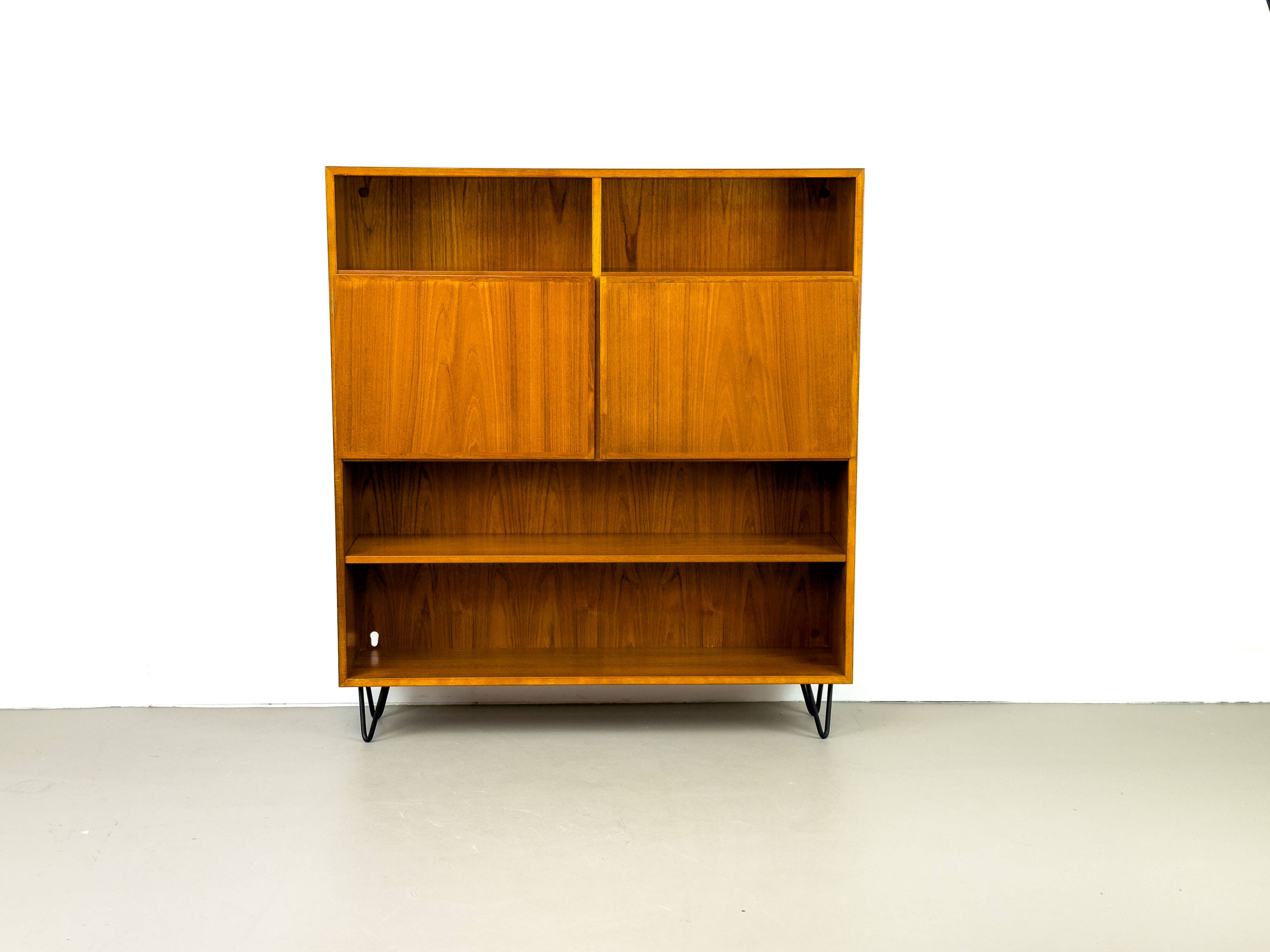Bibliothèque danoise en teck avec portes par Omann Jun, 1960s