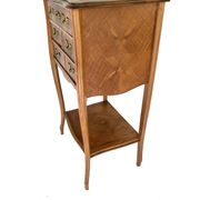 Table d’appoint marquetée de style Louis XV – vers 1900