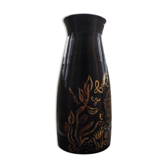 Cerennes workshop vase decorated with gold on a black background