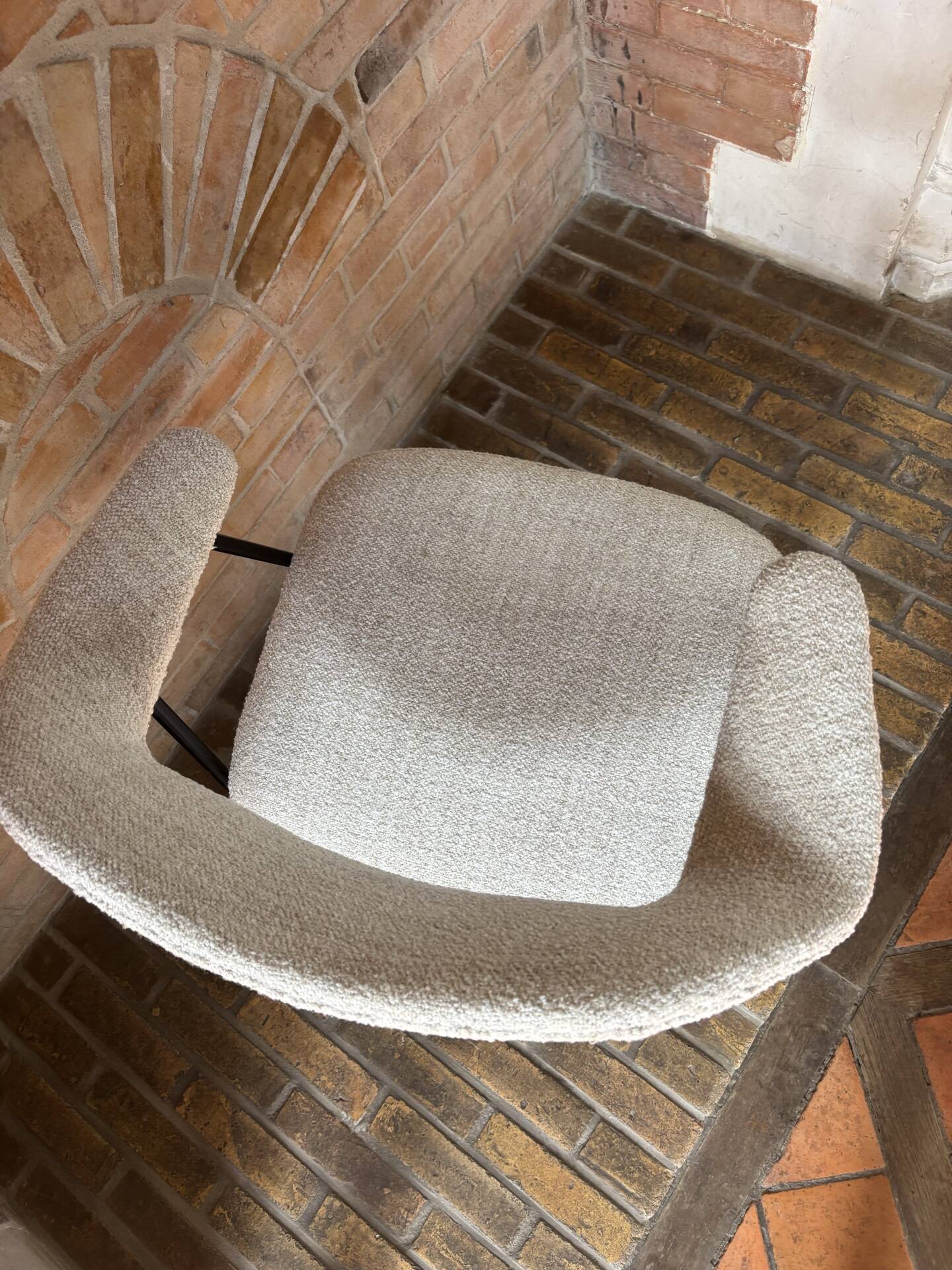 Paire de fauteuils Lucien et Robin Day modèle 675
